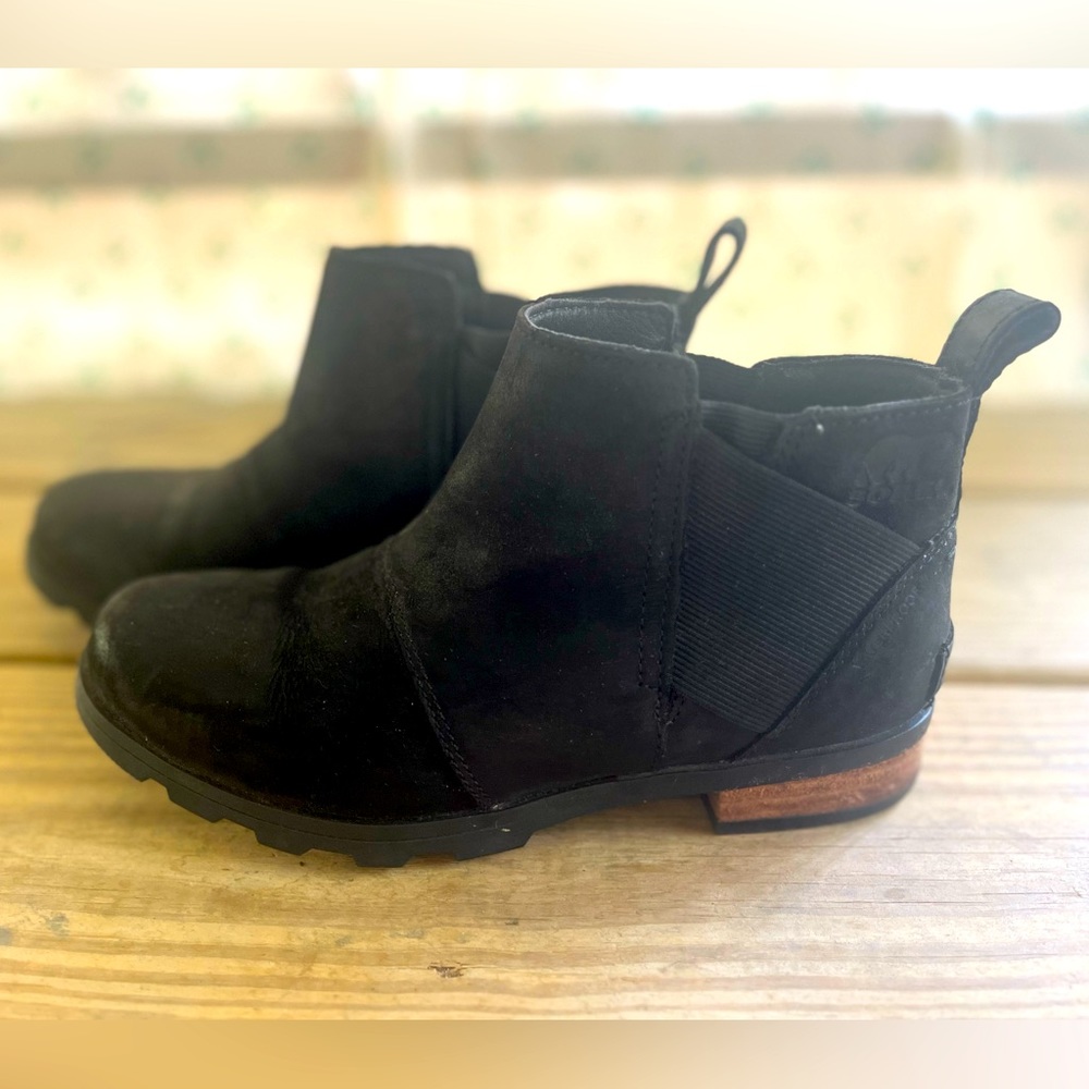 Sorel black ankle boot size 6